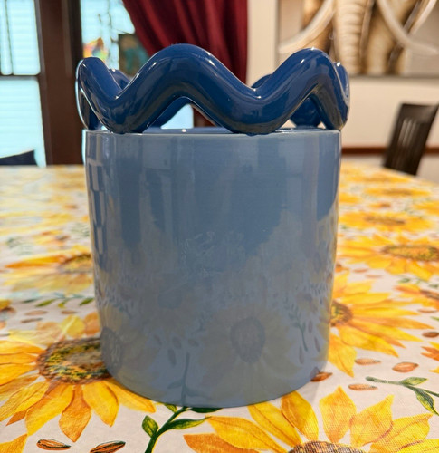 Unmarked blue ceramic round - unmarked,